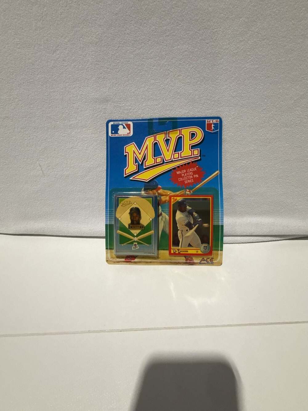 1990 Ace Novelty MLB MVP Bo Jackson Collector Pin and Card Set